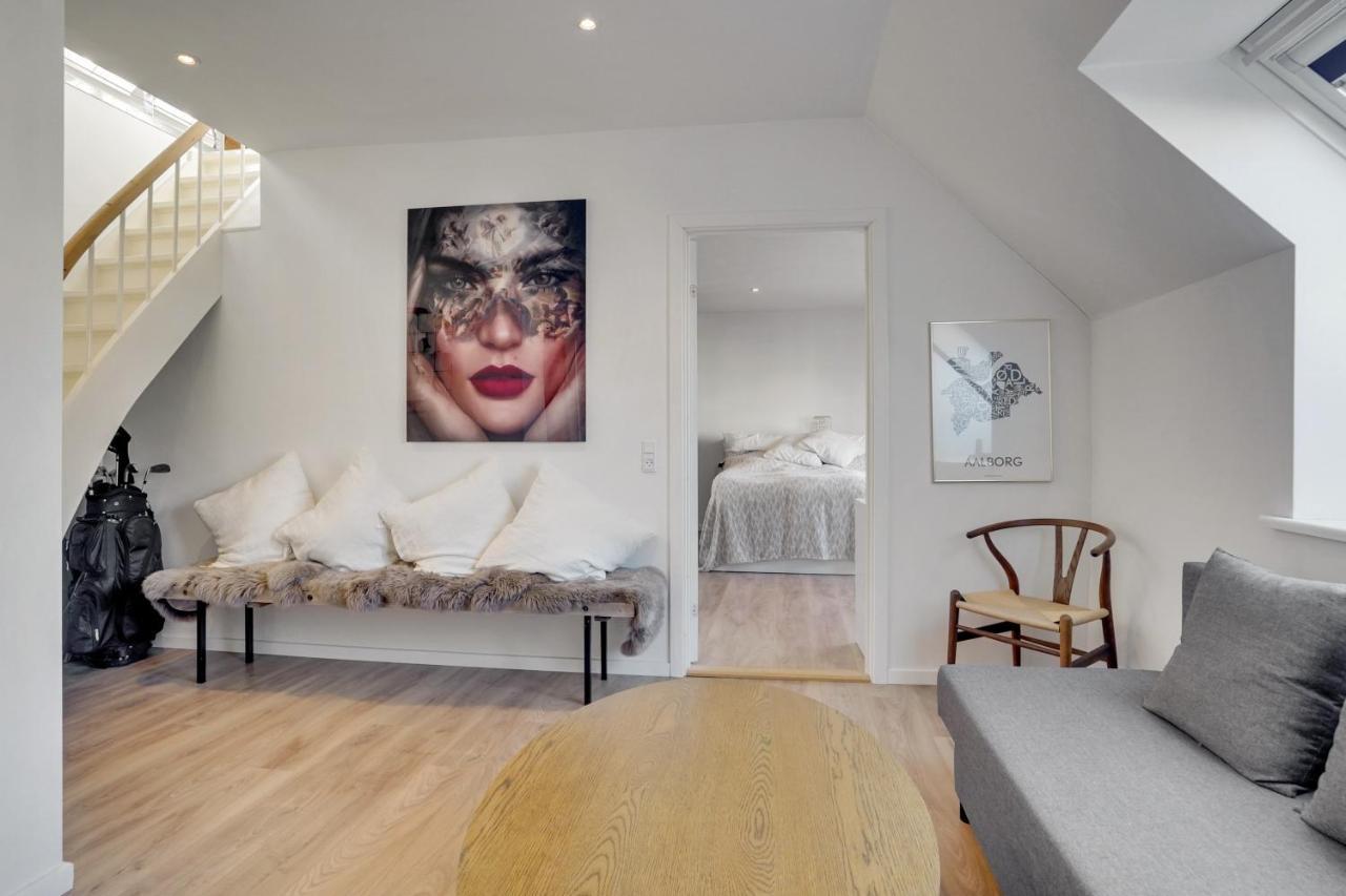 Bath Tub Penthouse In The City 올보르 외부 사진